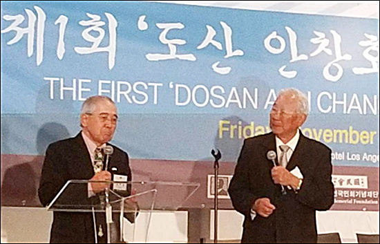 제1회 도산 안창호의 날을 맞아 도산 안창호 선생의 막내 아드님이신 랄프 안 씨의 축사 모습, 오른쪽이 랄프 안 씨이며 왼쪽은 통역을 맡은 김부운 교수