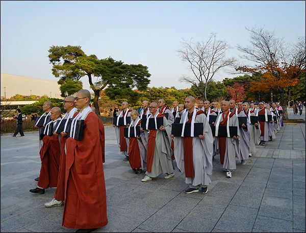 고려대장경을 옮기는 스님들