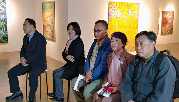 우창훈 작가의 작품 설명을 경청하는 제주 고명주 시인, 김경자 일본조선족예술단장, 중국 연변 석화 시인(오른쪽부터)