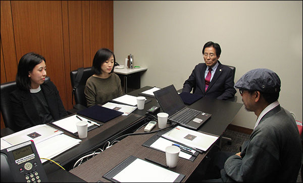 담소중인 홍이경ㆍ홍이진 자매와 고윤환 시장, 김연갑 한겨레아리랑연합회 상임이사(오른쪽)