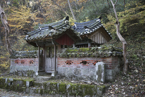 옥천사 내에 있는 '증 호조참판 안공 비', 옥천사에 큰 공을 세운 분인 듯