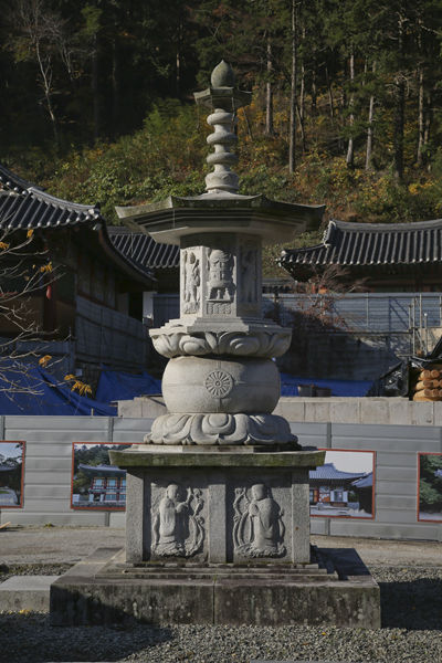 옥천사에 있는 근세 한국불교를 지켜온 청담스님 사리탑. 청담스님 사리탑은 서울 도봉산 도선사에도 있다. 옥천사에 청담스님 사리탑이 모셔진 것은 이곳에서 출가하였기 때문이다. 스님으로 태어난 곳에 스님의 사리를 모셨다.