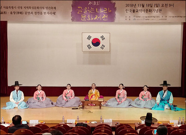 축하공연으로 <촉석루>를 부르는 장세은 외 6인의 명창들