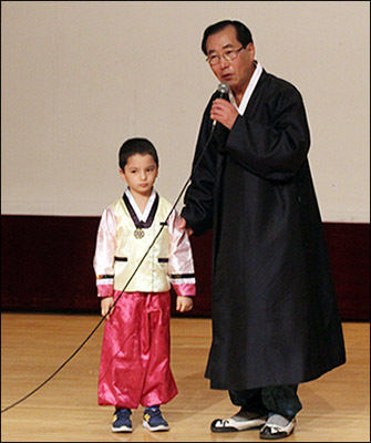 아버지가 한국인이고 어머니가 루마니아 사람인 김이환 어린이가 경연에 참가하여 큰 손뼉을 받았다.