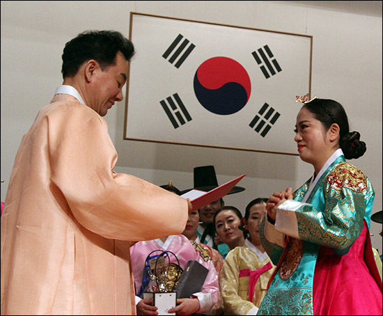 명인부에서 장원을 차지한 김형주 씨가 유창 (사)서울전통문화예술진흥원 이사장으로부터 상장을 받고 있다.