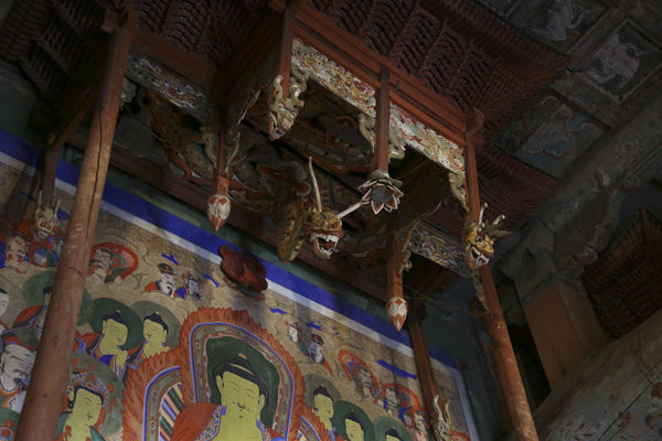 대웅전부처님 위에 있는 닷집, 닷집은 하늘나라의 부처님이 있는 곳을 상징한다. 닷집의 위에는 용이 살고 있는 모습
