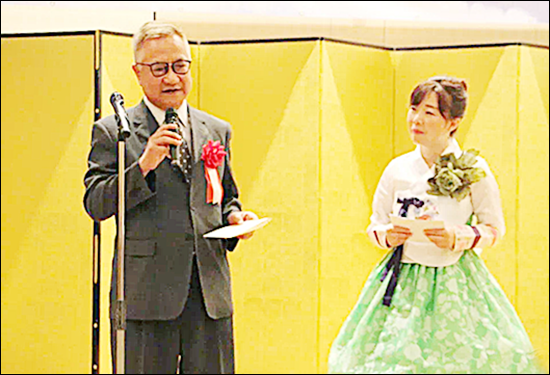재일본 연변대학학우회 세미나에서 특강을 하는 석화 시인