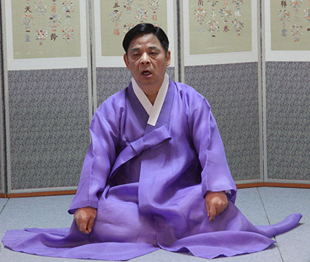 남창가곡을 부르는 박문규 명창