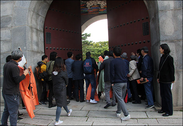 지난 10월 7일 "영추문을 열다" 행사 때 참가자들이 함께 영추문을 힘차게 열고 들어간다.