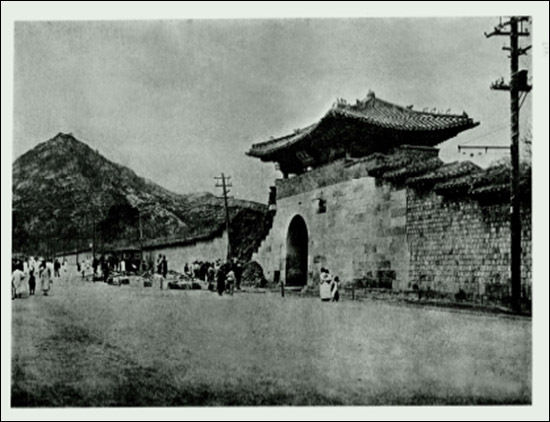 1930년경 영추문 모습(조선고적도보)