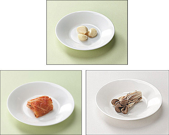 마늘 10g (접시직격 13.5cm)-위, 배추김치 40g (접시직경 15.9cm)-아래 오른쪽, 느타리 40g (접시직경 15.9cm)