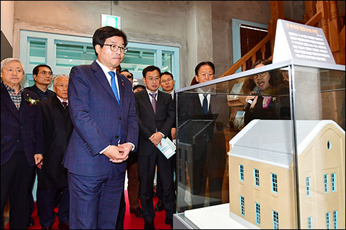 염태영 수원시장이 근대역사문화 전시관으로 탈바꿈한 ‘수원 구 부국원’ 내부를 둘러보고 있다.