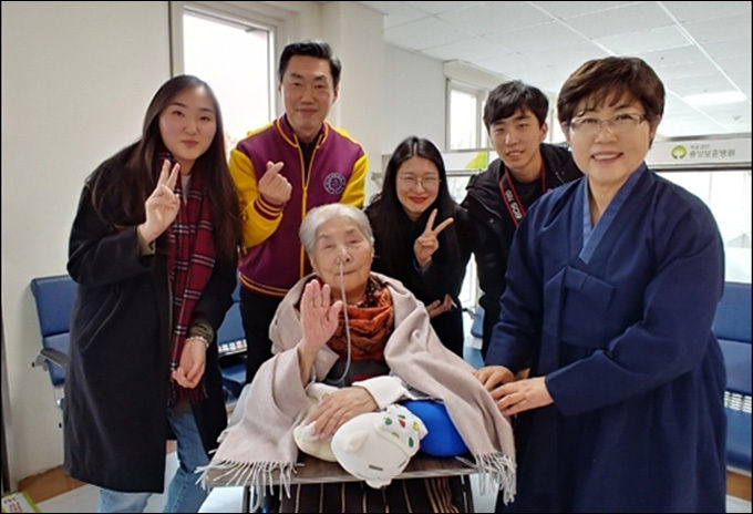병문안을 함께한 서울대 언론정보학과 최해련 학생, 오희옥지사님 아드님, 이지영, 박준영 학생과 기자. 오희옥 지사님은 독자를 위해 손을 흔들어 주셨다.
