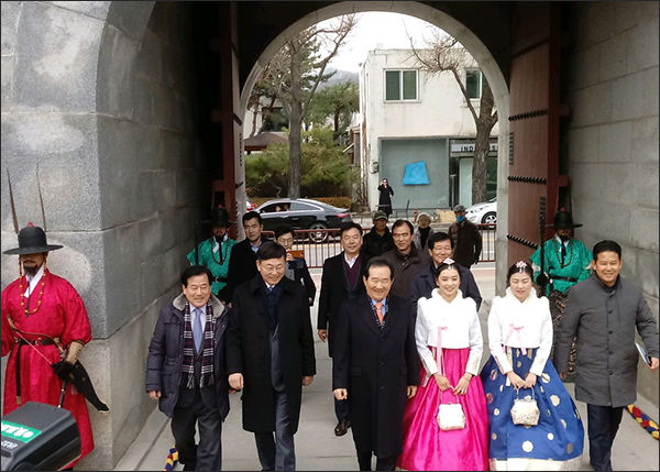 영추문이 열리고 정세균 전 국회의장과 시민들이 들어서고 있다.(사진 리대로 한글이름연구소장)