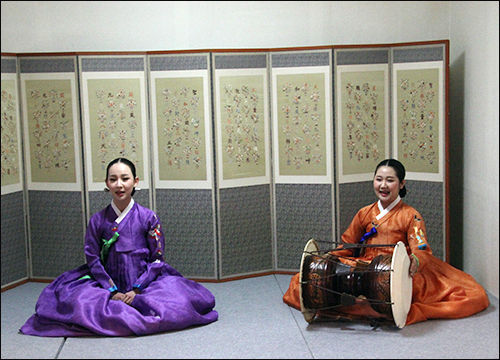 '영변가'를 부르는 류지선(오른쪽), 김무빈