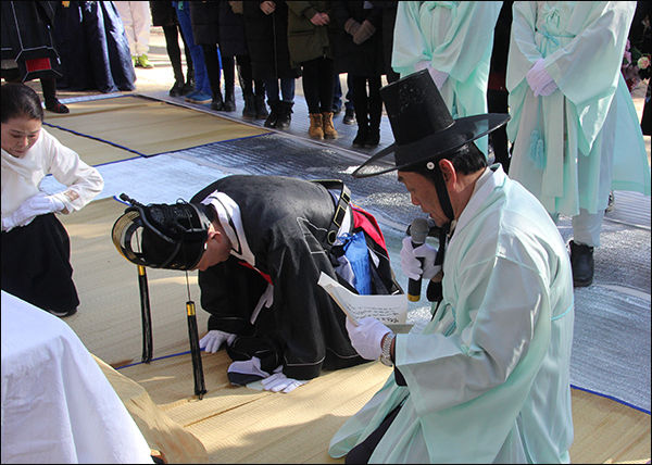 축문을 읽는 대축 이석동 문경지역자활센터장
