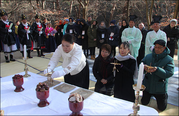 제11회 문'경새재아리랑제' 참석자 대표로 첨작례를 하는 사할린예술단 이진선 단장, 재일동포 성악가 전월선 선생, 작곡가 김세르게이 선생(왼쪽부터)