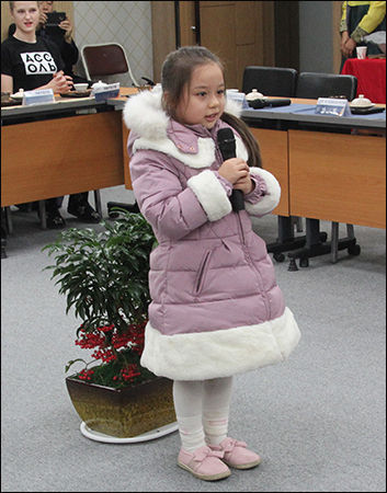 환영식에 앞서서 사할린아리랑을 한국어와 러시아어로 부르는 사할린동포 4세 신 아리나 어린이(6살)