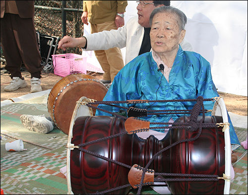 삼각산 도당굿에서 앉은청배를 하고 있는 김명석 당주무녀