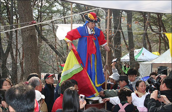 삼각산 도당굿에서 쌍작두를 타고 있는 박명옥 만신