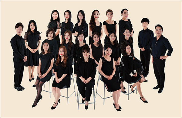 윤은화(앞줄 가운데) 대표와 한국양금앙상블 단원들 (조재은, 임은별, 이유진, 안진, 최성묵, 박선미, 이정원, 이나경, 민주영, 윤길수, 김효정, 손은주, 이현정, 신유경, 장경미, 이인지, 배유진, 지은하, 최주훈, 김면지