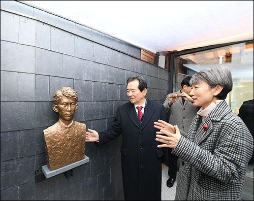 흉상르 바라보고 있는 정세균 전 국회의장, 정재숙 문화재청장