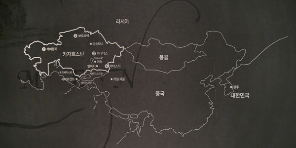 카자흐스탄의 지리적 위치, 동으로는 중국과 몽골이, 북으로는 러시아, 남으로는 우즈베키스탄, 키르기스스탄이 접하고 있으며, 서로는 아제르바이젠과 터키에 접하고 있다.