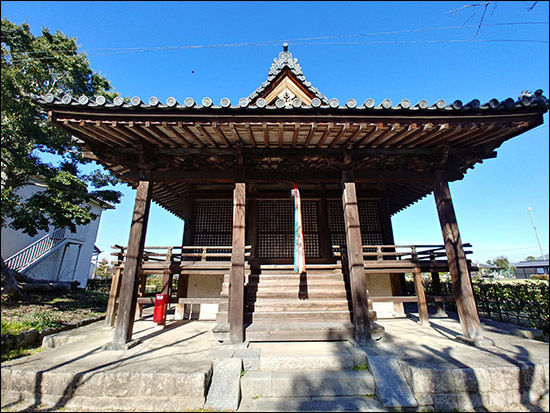 구다라지(백제사) 본당(대웅전)은 신사의 본전 모습을 하고 있다.