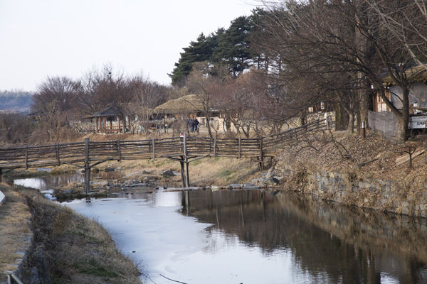 외암리마을 앞을 흐르는 내와 요즈음에는 보기 힘든 마을로 들어가는 나무다리