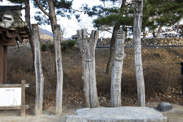 마을 어귀에 있는 장승, 장승은 마을의 수호신이기도 하였다.