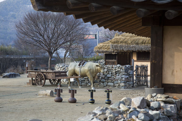 정겨운 소달구지, 하지만 이제는 외암리마을에도 실제소가 아닌 마네킹소가 옛 정취를 전하고 있다.