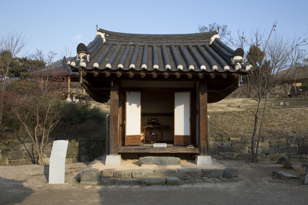 옛 사람들이 가장 중요하게 생각한 것은 조상님을 모신 사당이었다. 때문에 가문의 정통성은 그 집안의 사당을 보면 알 수 있었다.