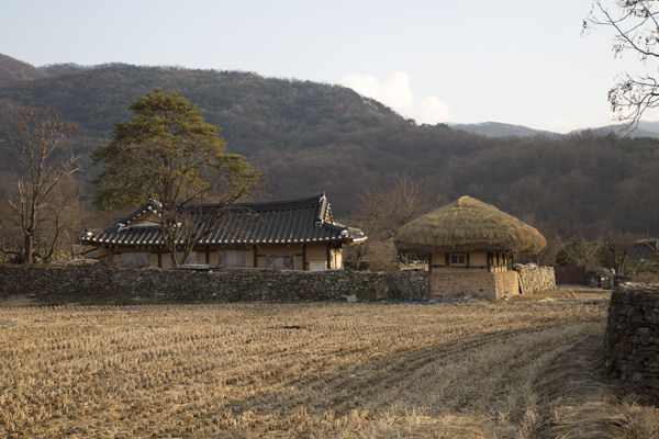 기와집과 초가집이 함께 있는 집,