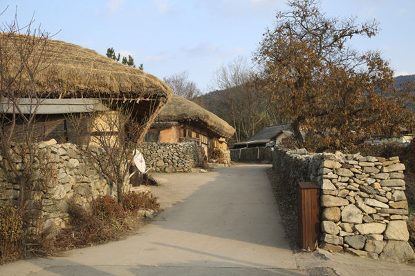 한산한 마을 골목길