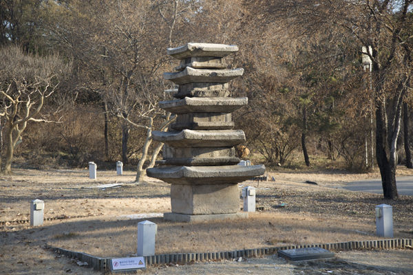 서울 홍제동 오층석탑, 절의 이름도 알 수 없어 발굴된 동네이름이 탑명이다. 석탑의 윗부분이 없어져 본래는 7층이었을 수도 있다..