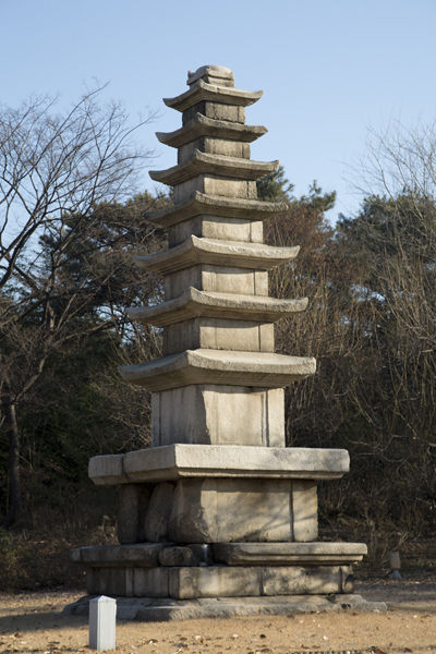 남계원7층석탑, 이 탑은 개성에서 옮겨온 탑으로 국보 100호이다.