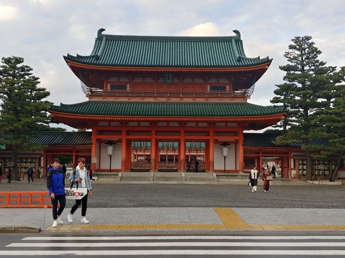 헤이안신궁 입구의 응천문(應天門), 헤이안신궁은 교토의 신으로 추앙받는 간무왕(백제여인 고야신립의 아들)의 사당으로 교토의 명소이며 규모가 어마어마하다.