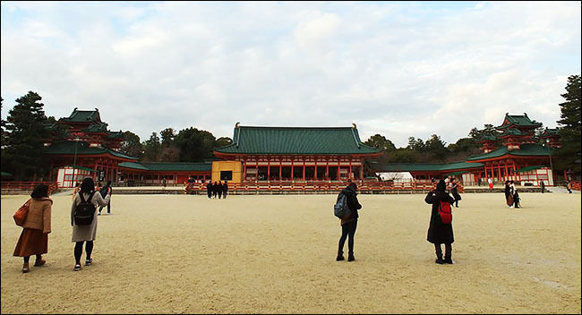 헤이안신궁 본전 앞은 언제나 내외국인으로 붐빈다. 손전화로는 전경이 다 잡히지 않을 만큼 규모가 크다.