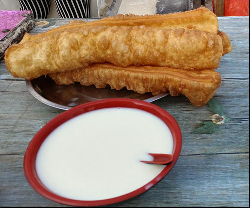 중국인들의 대표적인 아침 먹거리 류티아오와 또우장(콩국)