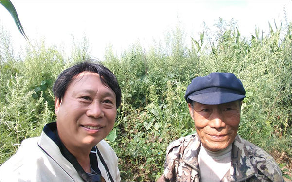 이상룡 지사의 무덤 자리에서 마을 어르신과 얘기를 나누는 필자