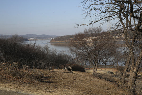광성보 산책로에서 본 강화해협