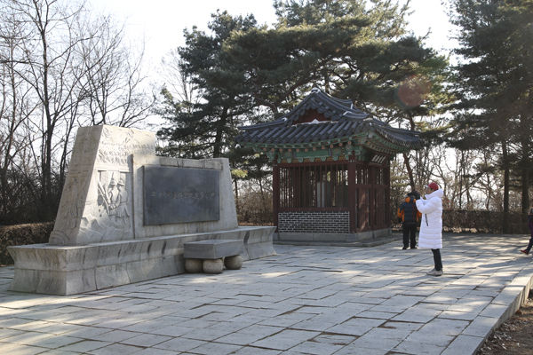 신미양요때 전사한 군인들을 기리는 기념비 신미양요순국무명용사순절비와 당시 싸우다 죽은 어제연장군 형제의 행적을 기록한 쌍충비각