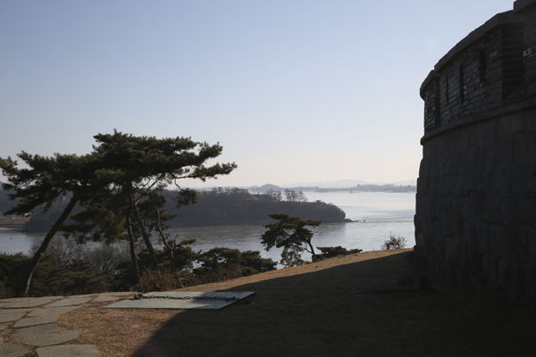 손돌목 돈대 성벽 옆에서 본 강화해협