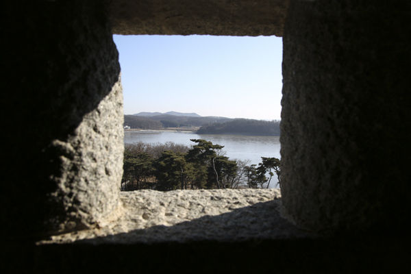 손돌목돈대의 포구멍으로 본 김포와 강화해협