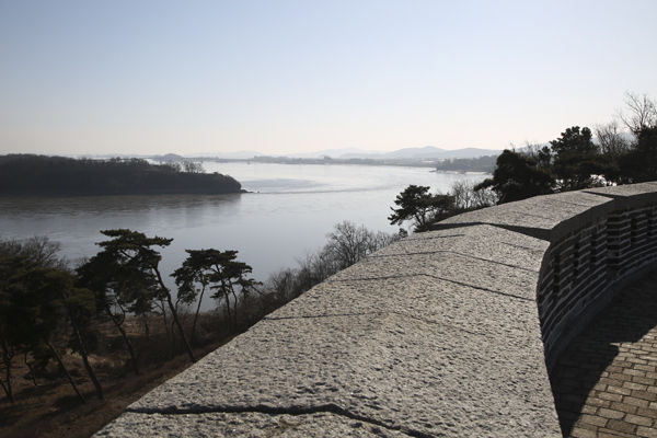 손돌목 돈대 성위에서 본 강화해협