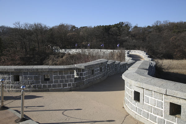 새롭게 보수정비한 용두돈대 주변 성벽