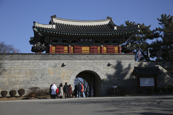광성보의 주 출입문 안해루{安海樓) 앞에서 해설사의 설명을 듣는 탐방객들