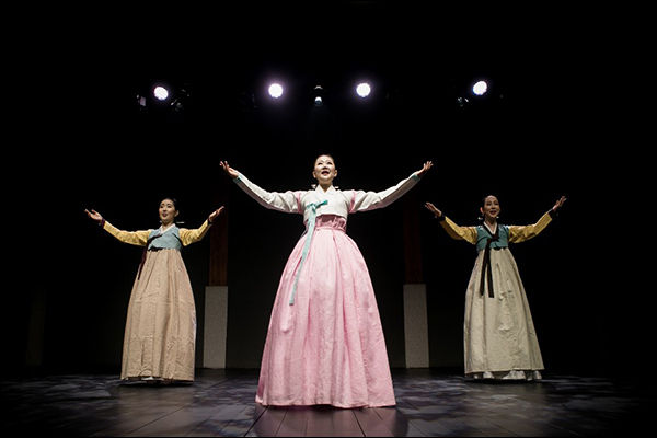 북녘 토속소리 ‘밟아소리’, ‘삼삼이소리’, '가래질소리‘를 하는 류지선(가운데), 김무빈(오른쪽), 최선희