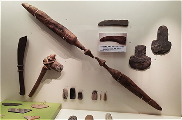 청동기실 목제 절굿공이, 안동 저전리 유적, 청동기시대, 길이 168.0cm