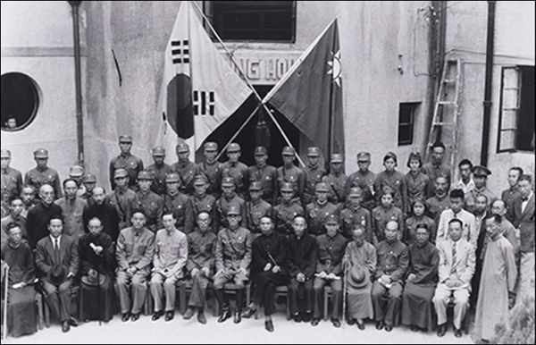 1940년 9월 17일 한국광복군 총사령부 성립전례식 뒤 기념촬영, 이번 100돌 기념사업에는 중국 충칭 한국광복군 총사령부 건물을 원형대로 복원도 들어 있다.